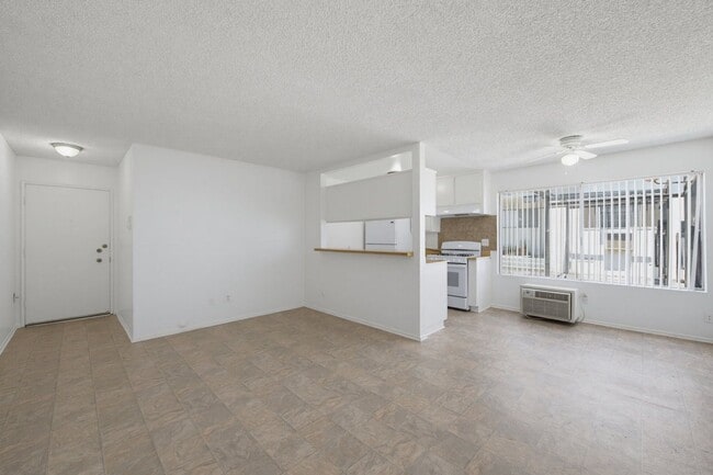 Building Photo - 6907 Whitsett Ave Unit 113a