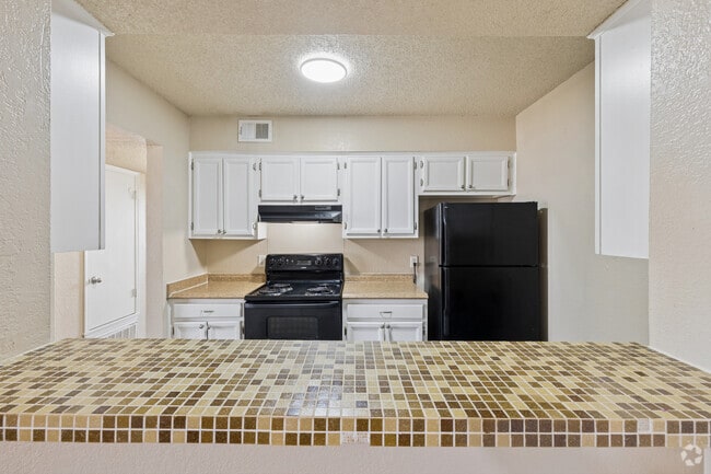 2BR, 1BA - 783SF - Kitchen