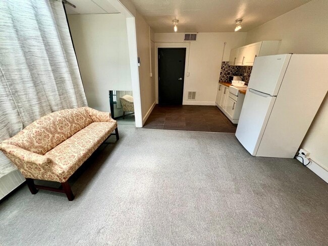 416 E Main St