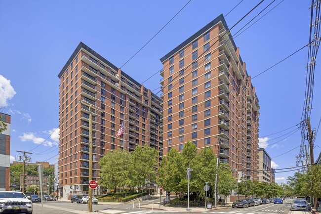 Building Photo - 700 1st St Unit 13D-R