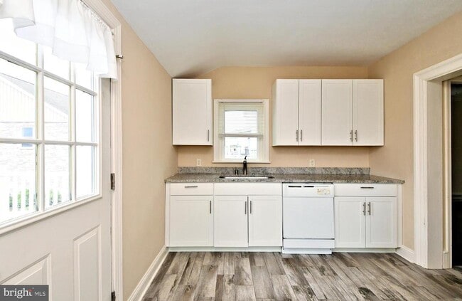 Building Photo - 3232 Ridge Pike Unit APARTMENT 2