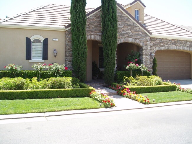 Building Photo - Beautiful 3 Bedroom 3 Bath home in Clovis