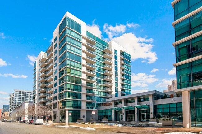 Building Photo - 123 S Green St Unit 903B