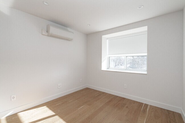 Photo - 365 Eglinton Ave E