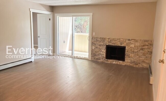 Building Photo - 2 Bed/1 Bath Condo with Off-Street Parking / Available Now! Unit A129