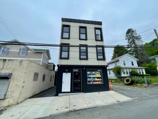 Building Photo - 49 Hill St Unit 3 Rental