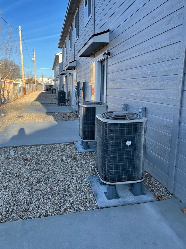 Photo - 103 E Ravenna Ln