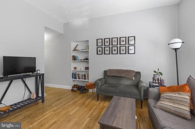 Building Photo - 242 S 13th St Unit A
