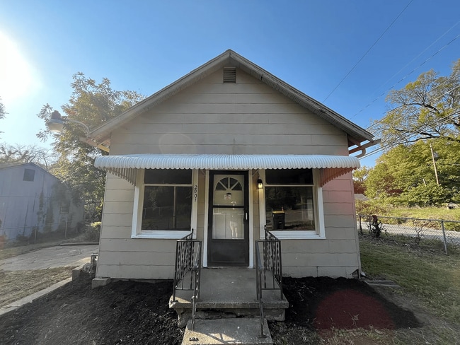 Building Photo - Cozy 2 Bedroom Corner Lot Home with Fully Fenced Yard