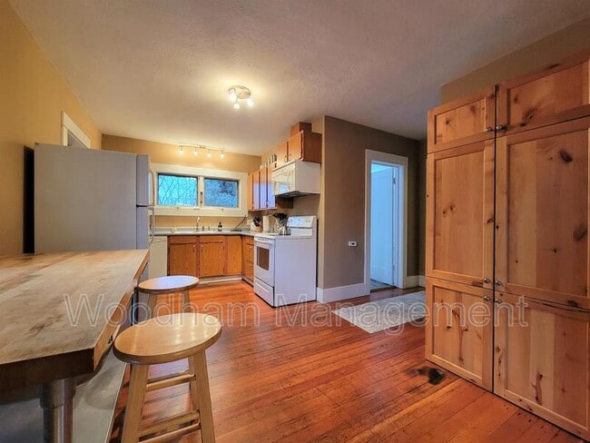 Photo - 407 N Broadway Ave