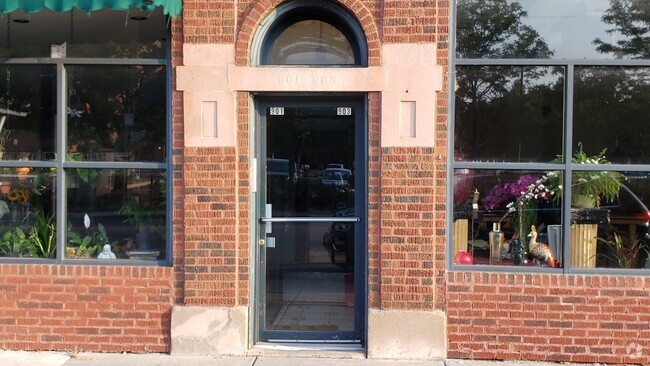 Building Photo - 901 W Irving Park Rd Unit 3 Rental