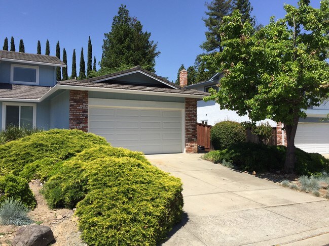 2 car garage - 4467 Shellflower Ct