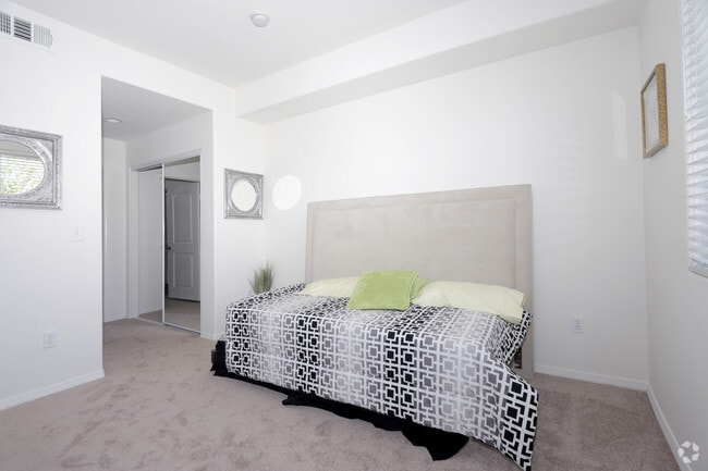 2BR, 2BA - 1008 SF