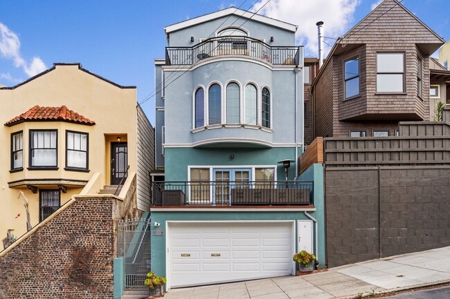 Building Photo - 2 Bed, 2 Bath, 2 Car Parking - Stunning Co...