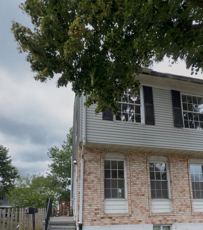 Building Photo - Beautiful 3 bed 2.5 Br Townhome Coming Soon