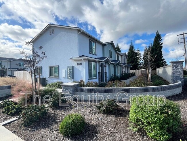 Building Photo - 405 S Summit St Unit 102