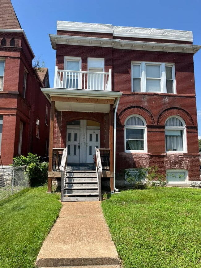 Building Photo - "Charming 4-Bed Duplex in St. Louis City 2nd Floor with Granite Countertops & Gleaming Hardwood F...