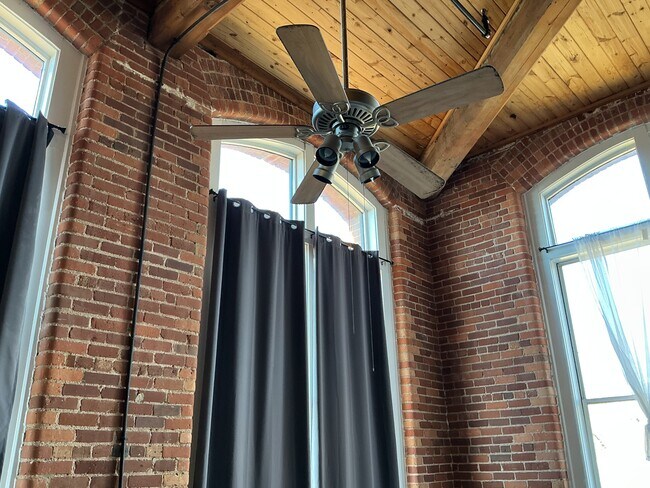 Photo - 201 S Hoskins Rd