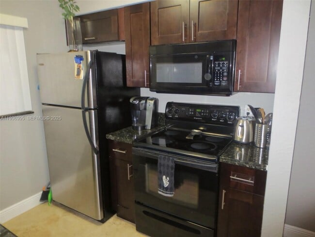 Building Photo - 2811 N Oakland Forest Dr Unit 106