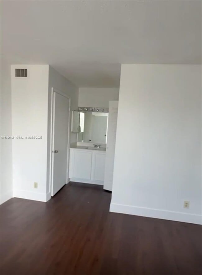 Photo - 714 Executive Center Dr Unidad 25