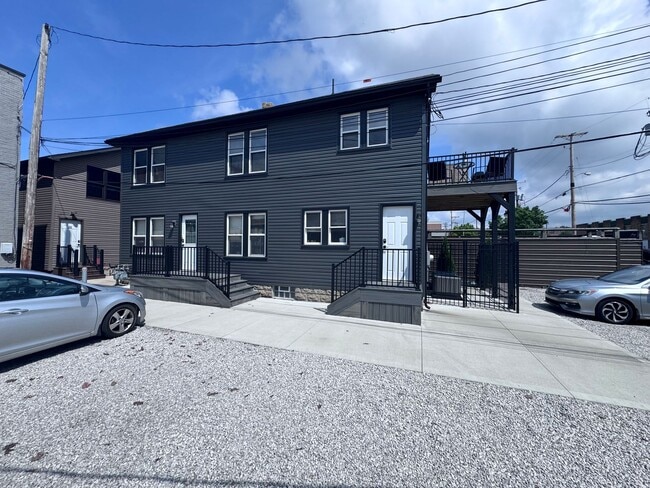 Building Photo - Market 1/2 Unit lower