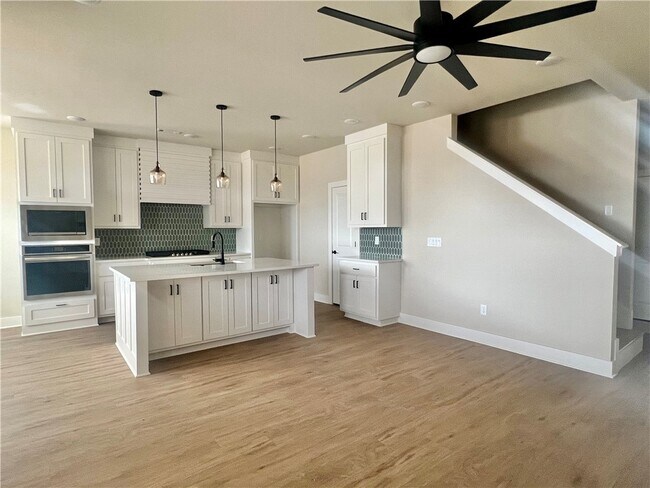 Photo - 970 Moksha St