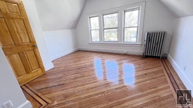 Building Photo - VERY BRIGHT ,COZY AND NEWLY RENOVATED 2 BE... Unit 3 Rental