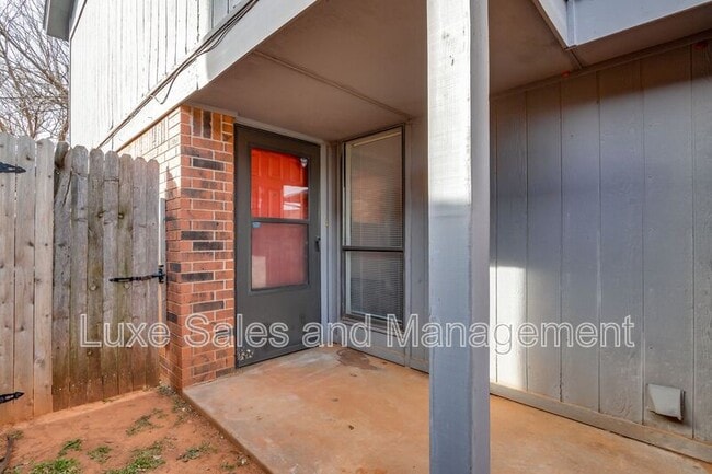 Photo - 6004 Paramount Dr