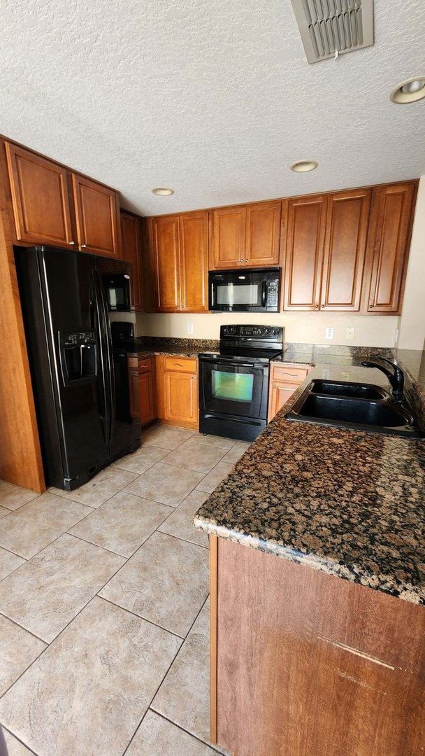 Photo - Avalon Park corner end Townhome featuring ...