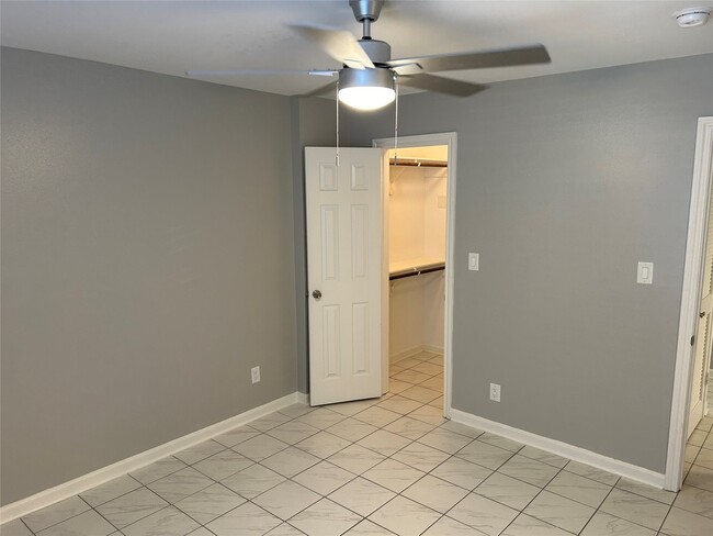 Building Photo - 1880 White Oak Dr Unit 103