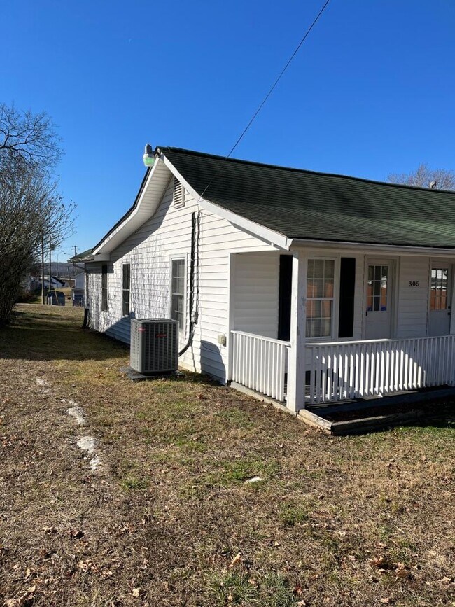 Photo - CUTE WHITE COTTAGE LOCATED IN CLINTON