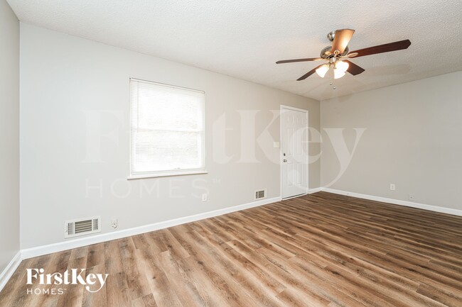 Photo - 123 Scarsdale Dr