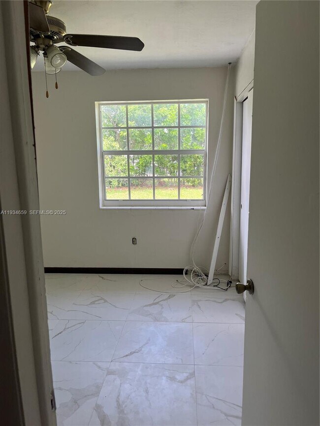 Photo - 19821 NE 13th Ct Unidad 2