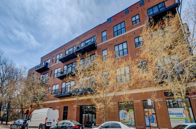 Building Photo - 2 S Leavitt St Unit 307