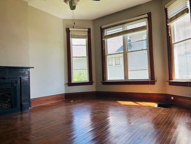 Building Photo - 431 W 16th St Unit 431 W. 16th St. - Lower Rental