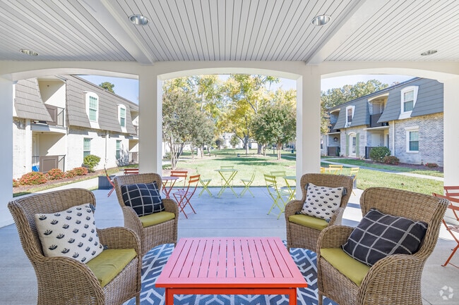 Clubhouse Patio - Courtyard Commons