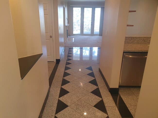 Building Photo - 2233 Martin Unit 307