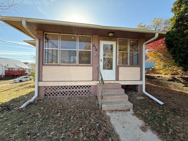 Building Photo - $900 - 2 Bed 1 Bath House