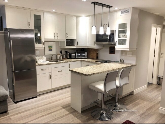 Building Photo - Steps from High Park: Quiet, bright, priva... Unit 1