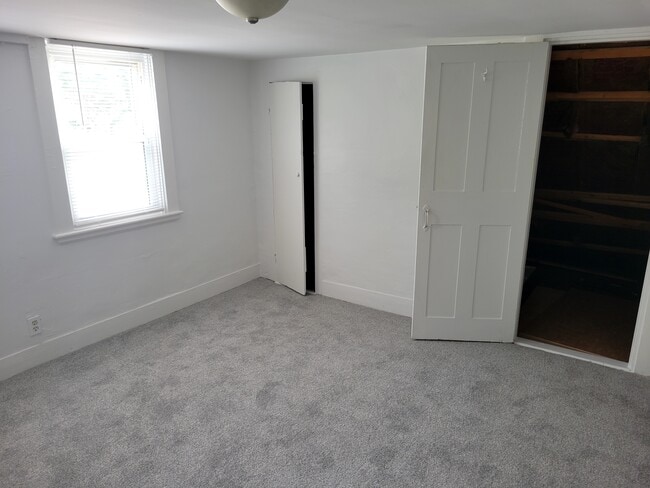 Building Photo - 1658 Commercial St Unit Two Bedroom in Duplex Rental