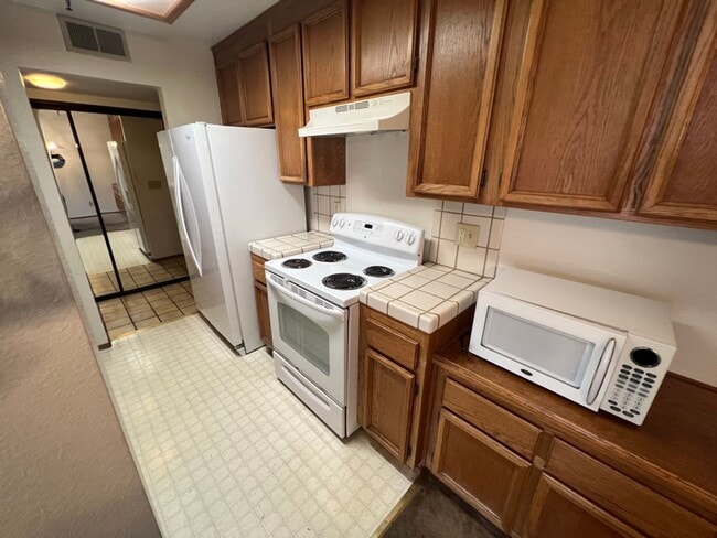 Photo - Spacious 2 bed 1.5 bath Condo in San Leand...