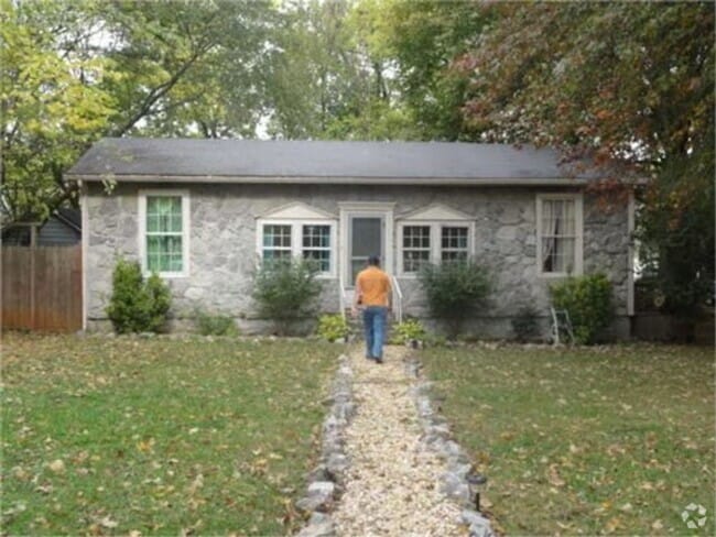 Building Photo - Cute cottage, great location Rental