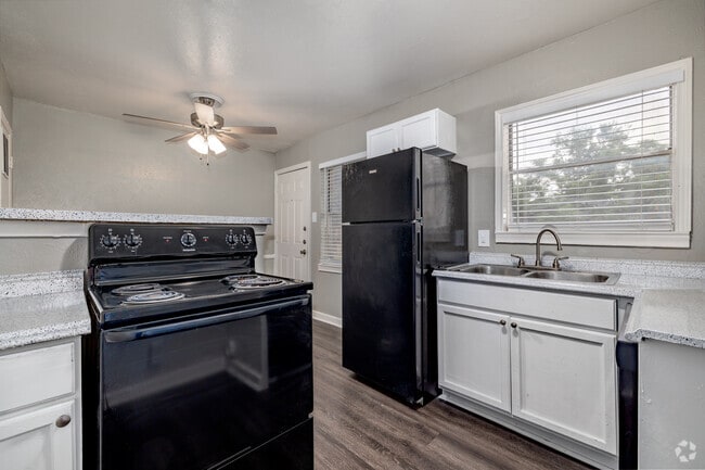2BR, 1BA - 900SF - Kitchen