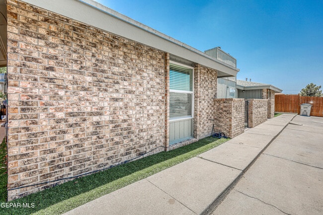 Photo - 630 White Cliffs Dr