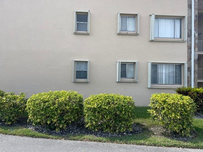 Photo - 700 Village Green Ct Unit 101