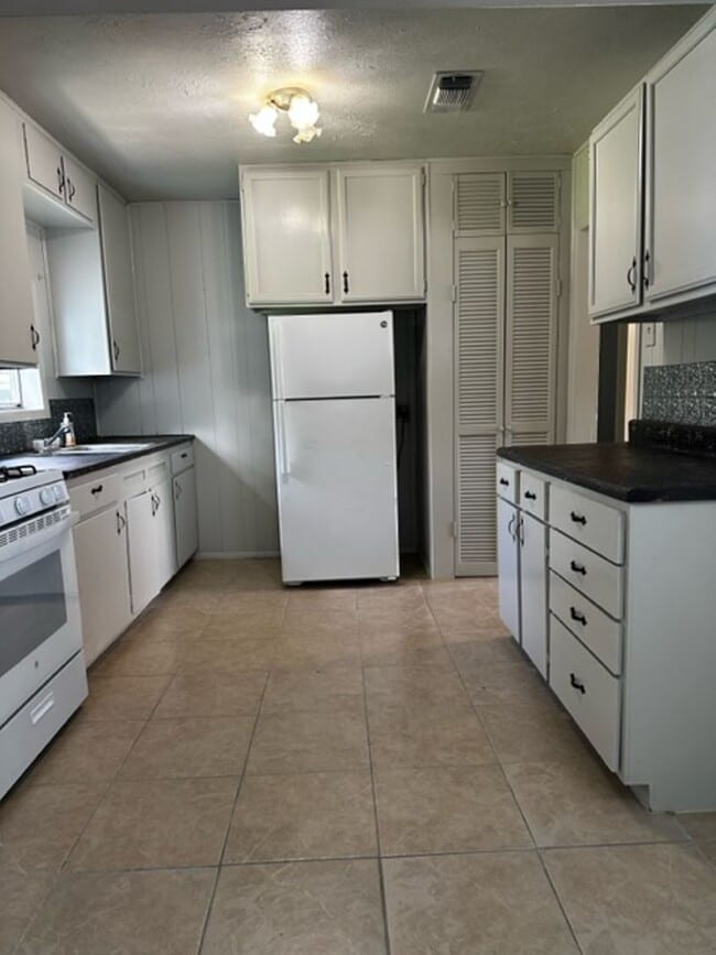 Photo - 402 Newton St