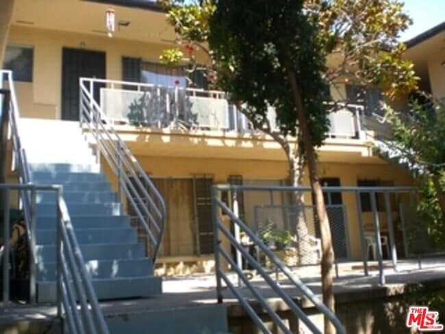 Building Photo - 4106 Rosewood Ave Unit 2 Rental