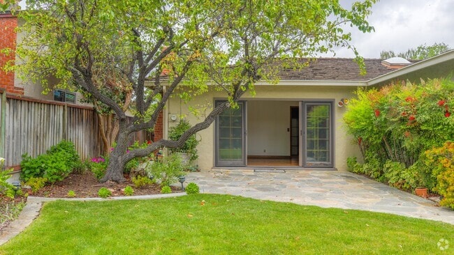 Building Photo - 805 Forest Ridge Dr Rental