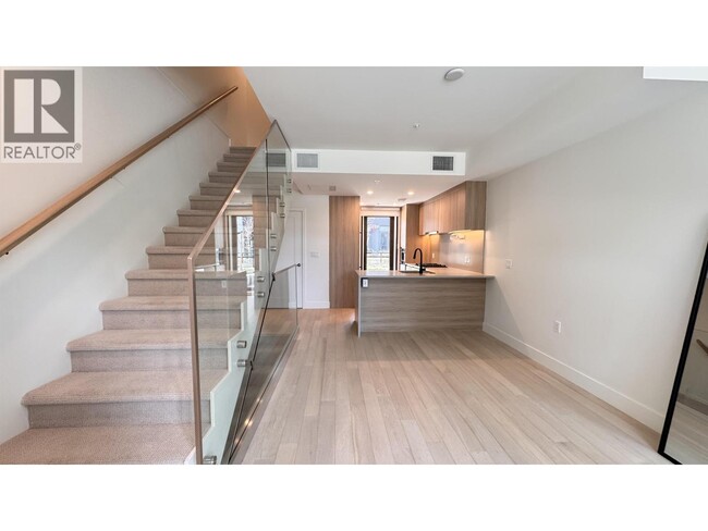 Photo - 6258 Oak St