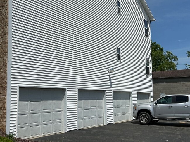 Photo - Excellent Canfield Location!! Very clean and well maintained 3 bedroom/2 Full Bath Condo. Unit # 5